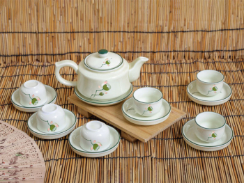 Bộ ấm chén Bát Tràng men kem đài sen dáng vuông
