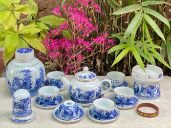 Ấm chén men lam quả hồng Trúc Lâm Thất Hiền kẻ chỉ vàng phụ kiện
