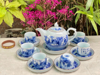 Ấm chén men lam Trúc Lâm Thất Hiền kẻ chỉ vàng
