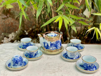 Bộ ấm chén Bát Tràng bọc đồng Trúc Lâm Thất Hiền vuốt