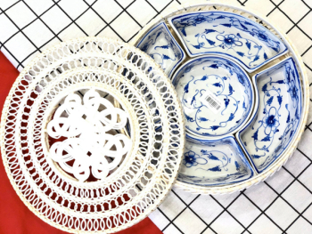 Khay mứt mây vẽ hoa dây màu xanh