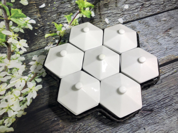 Khay mứt sứ men trắng dáng tổ ong đế mây