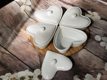 Khay mứt sứ men trắng dáng trái tim đế gỗ S2