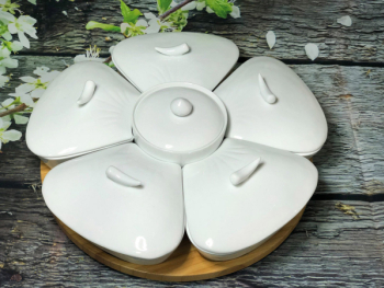Khay mứt sứ men trắng đào 5 cánh đế gỗ