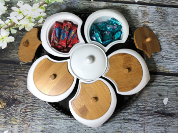 Khay mứt sứ men trắng hoa mai đế mây