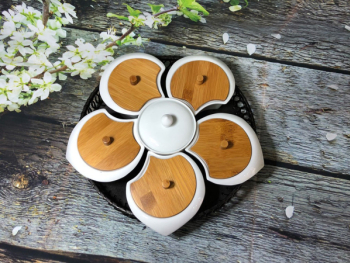 Khay mứt sứ men trắng hoa mai đế mây