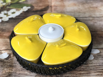 Khay mứt sứ men vàng 5 cánh