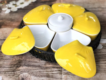 Khay mứt sứ men vàng 5 cánh