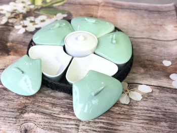 Khay mứt sứ men xanh bạc hà 5 cánh đế mây