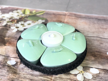 Khay mứt sứ men xanh bạc hà 5 cánh đế mây