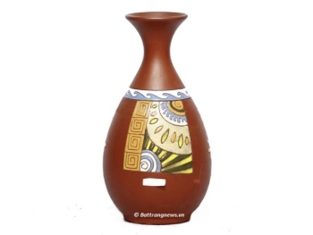 Lọ gốm dáng tỳ bà họa tiết thổ cẩm