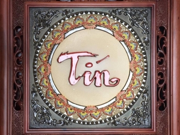 Tranh sứ đắp nổi chữ Tín khung gỗ Gụ 50x50cm