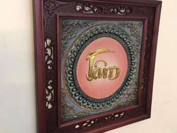 Tranh sứ đắp nổi chữ Tâm dát vàng khung gỗ gụ