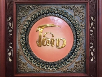 Tranh sứ đắp nổi chữ Tâm dát vàng khung gỗ gụ