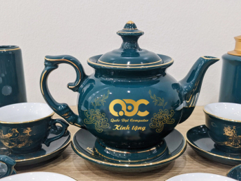 Bộ ấm trà men xanh cổ vịt Vinh hoa Phú Quý in logo máy tính Quốc Đạt